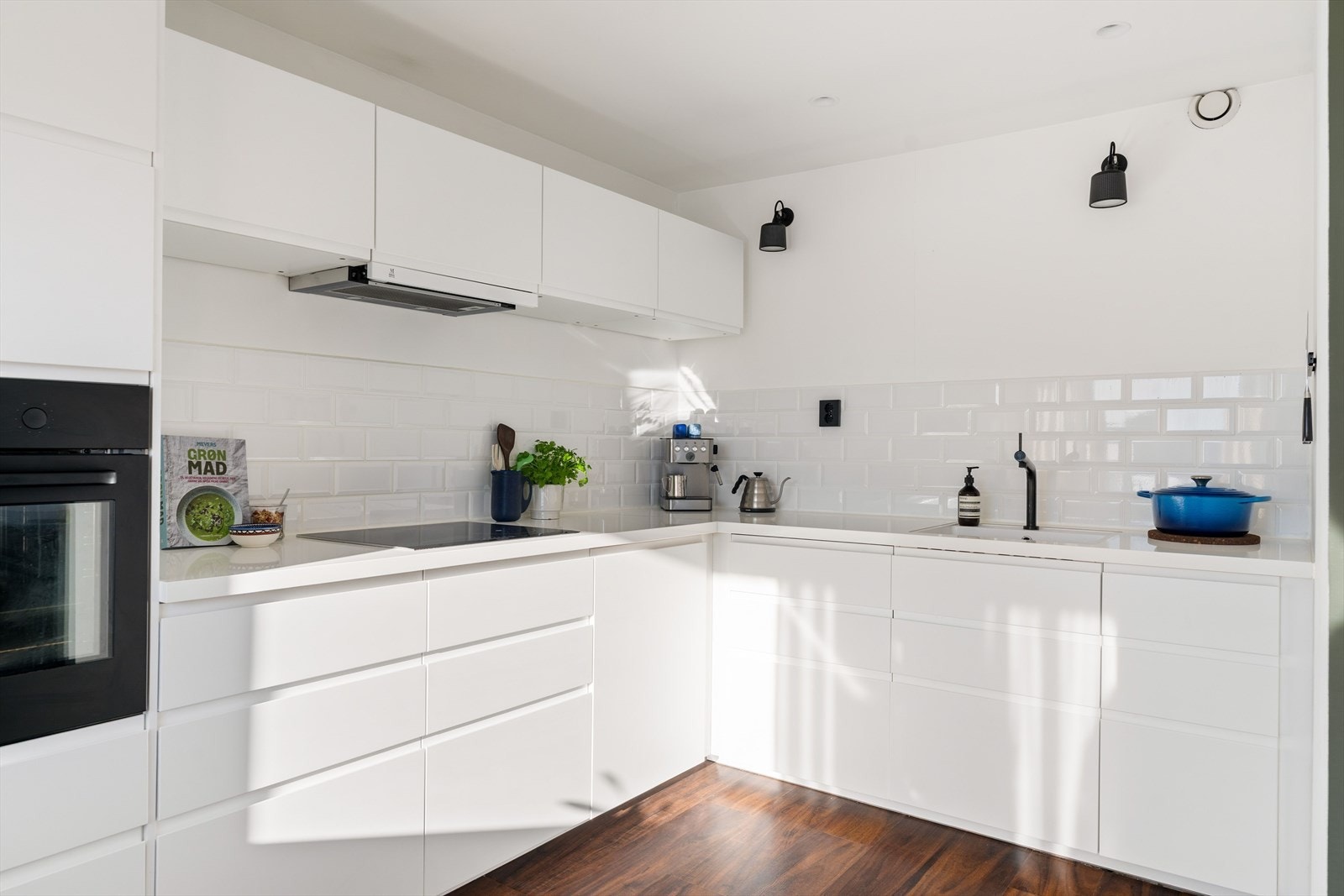 De integrerte hvitevarene medfølger handelen og inkluderer kombinert kjøle- og fryseskap, oppvaskmaskin, stekeovn, platetopp fra Siemens og ventilator fra RørosHetta. Galleribilde