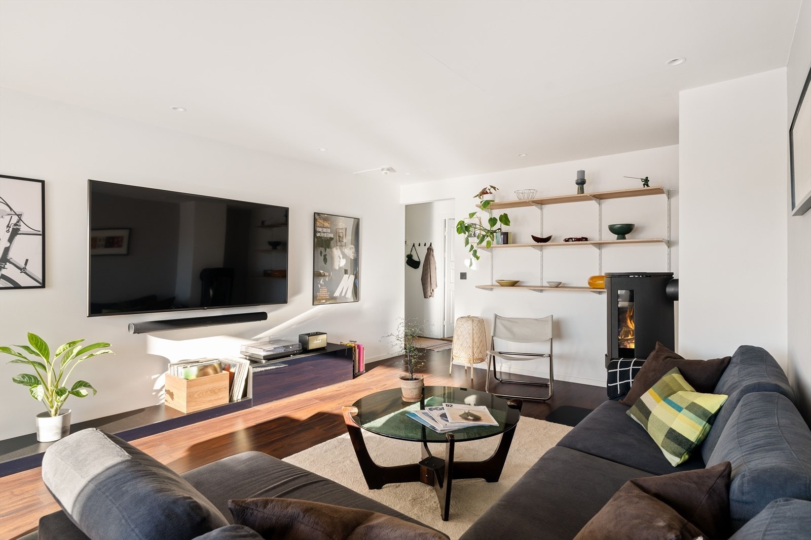 Stuen er målt til 25 kvm og har en praktisk planløsning med plass til både sofa, mediemøblement og spisebord. Galleribilde