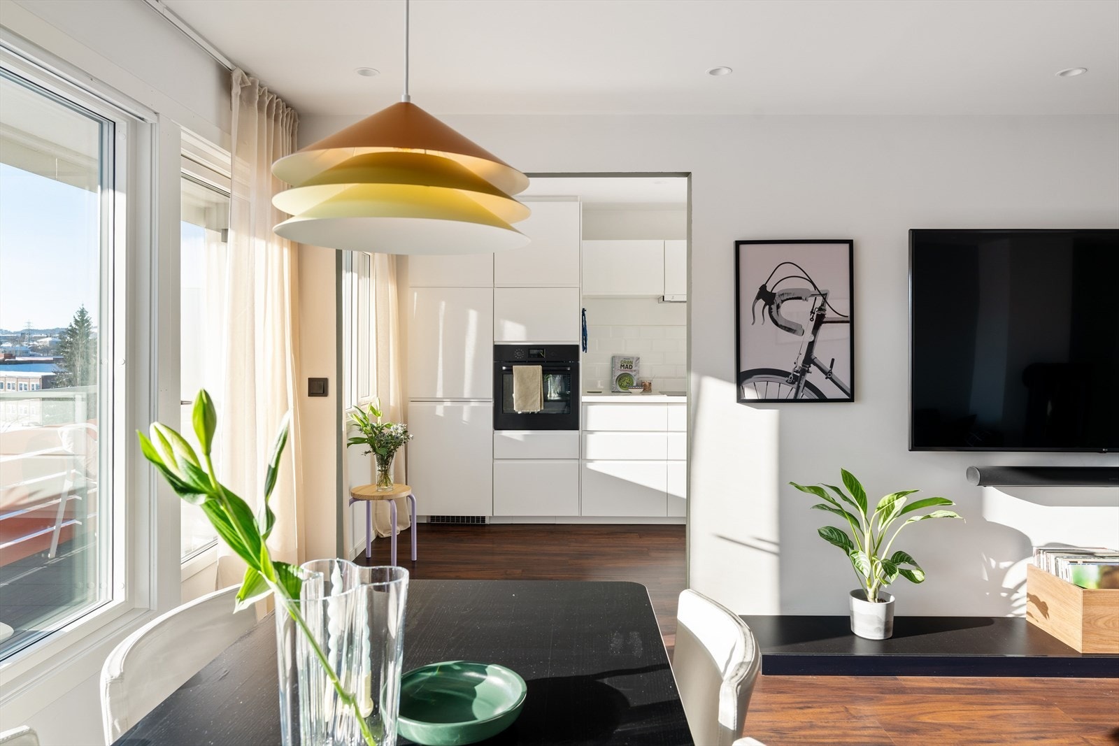 Fra stuen er det utgang til balkongen målt til 11,8 kvm. Galleribilde