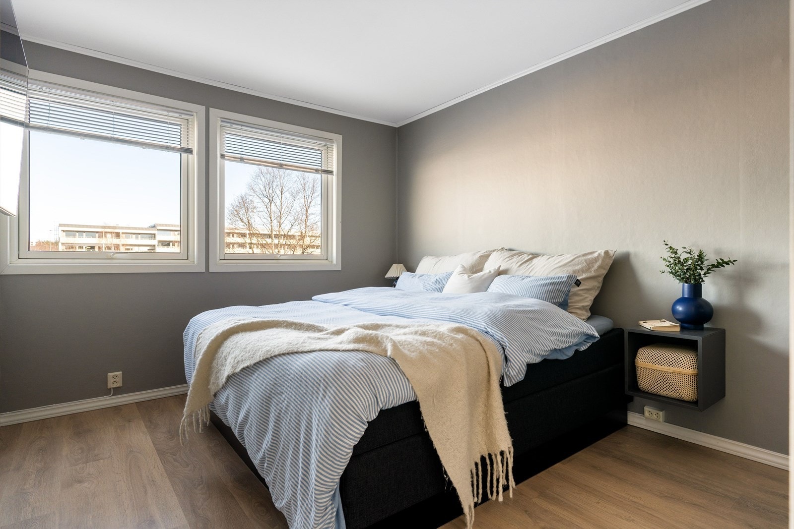 Hovedsoverommet er på 12,3 kvm og har god plass til seng og ønsket soveromsmøblement. Galleribilde