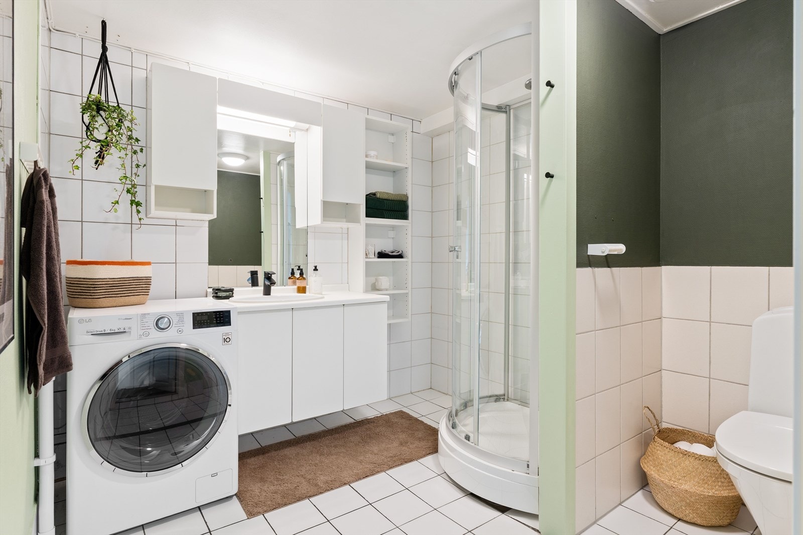 Baderommet har fliser på gulvet, samt fliser og tapet på veggene. Forbruk av varmtvann er inkludert i de månedlige felleskostnadene, noe som gir forutsigbare bokostnader. Galleribilde