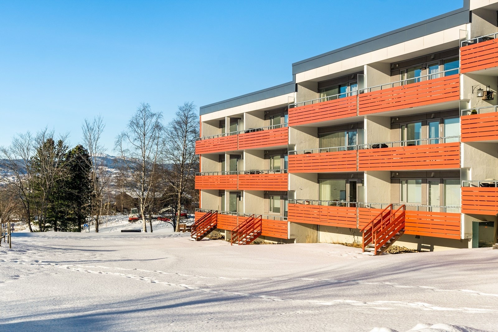 Borettslagstunet beskrives som rolig og tilbaketrukket, med lite trafikk, interne gangveier, lekeplasser og grøntområder rett utenfor døra. Galleribilde