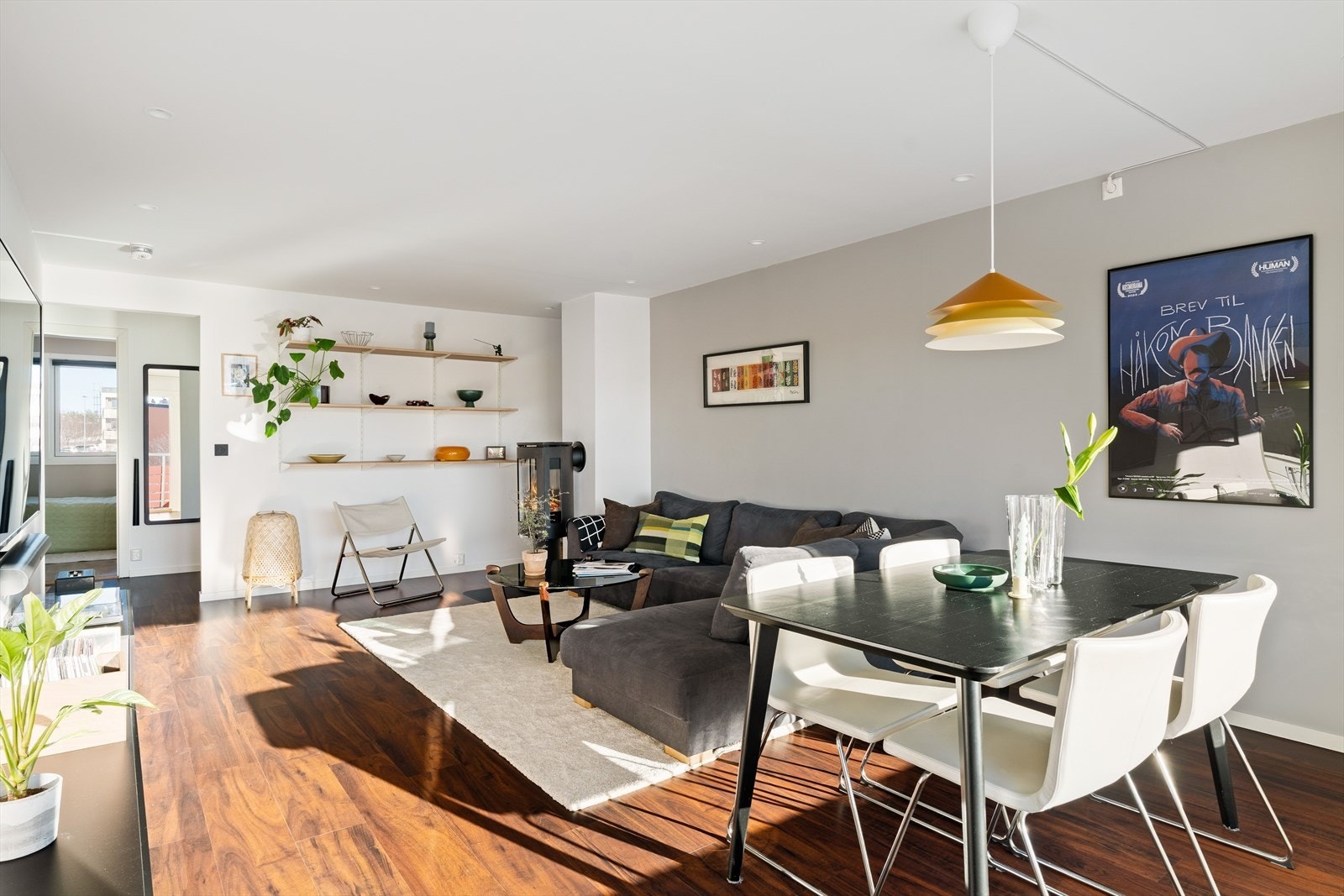 Entréen leder videre til leilighetens to soverom, bad og et delvis åpent stue- og kjøkkenareal. Galleribilde