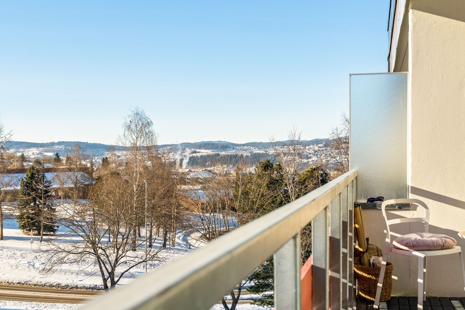 Leiligheten ligger vendt ut mot et av borettslagets mange grøntområder, noe som gir et åpent og luftig utsyn. Galleribilde