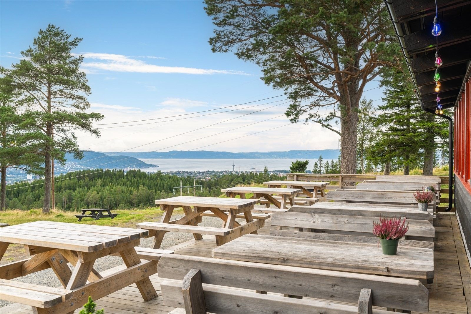 or den turglade er det også kort avstand til Estenstadmarka, som byr på et rikt rekreasjonstilbud sommer som vinter. Estenstadhytta er et populært turmål som kan nås både til fots og på ski. Galleribilde