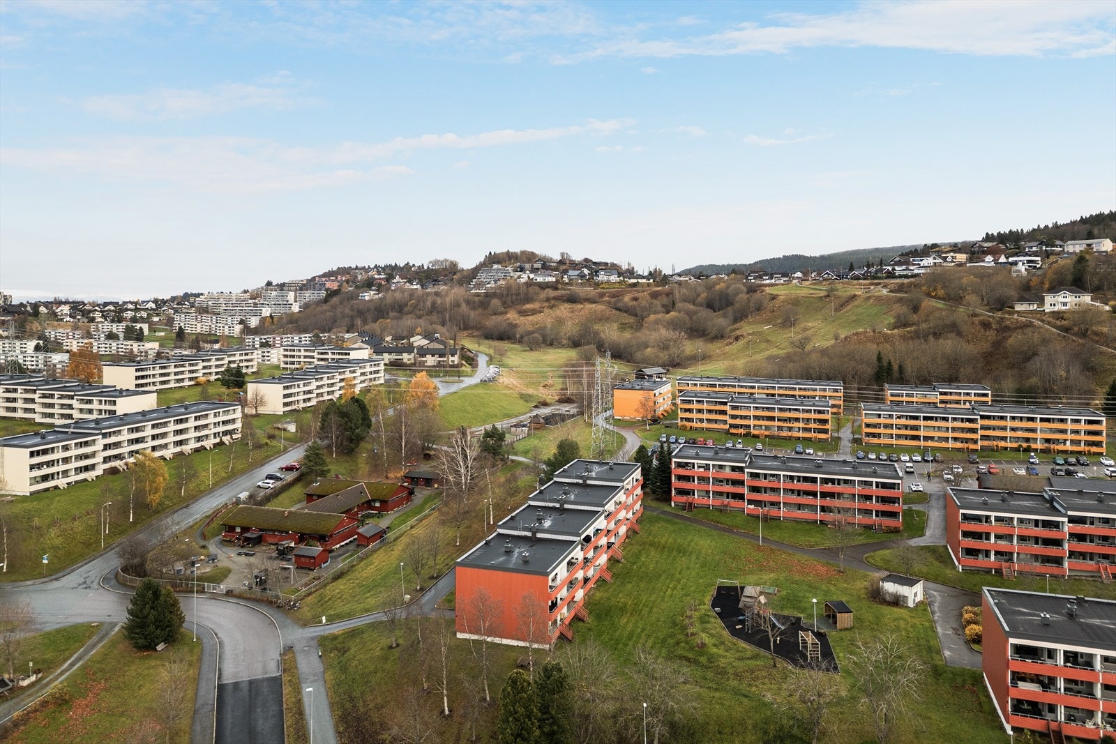 Vestlia Borettslag består av 361 andeler fordelt på 16 blokker med 324 leiligheter, og 37 rekkehusleiligheter. Galleribilde