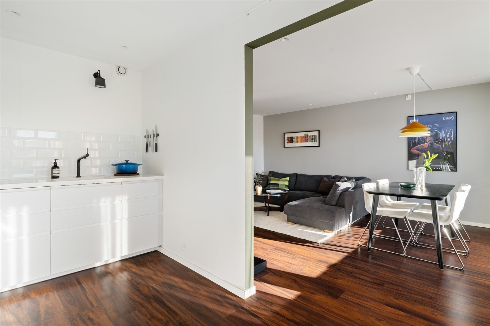 Leilighetens kjøkken ble oppusset i 2019 og fremstår som tidsriktig. Galleribilde