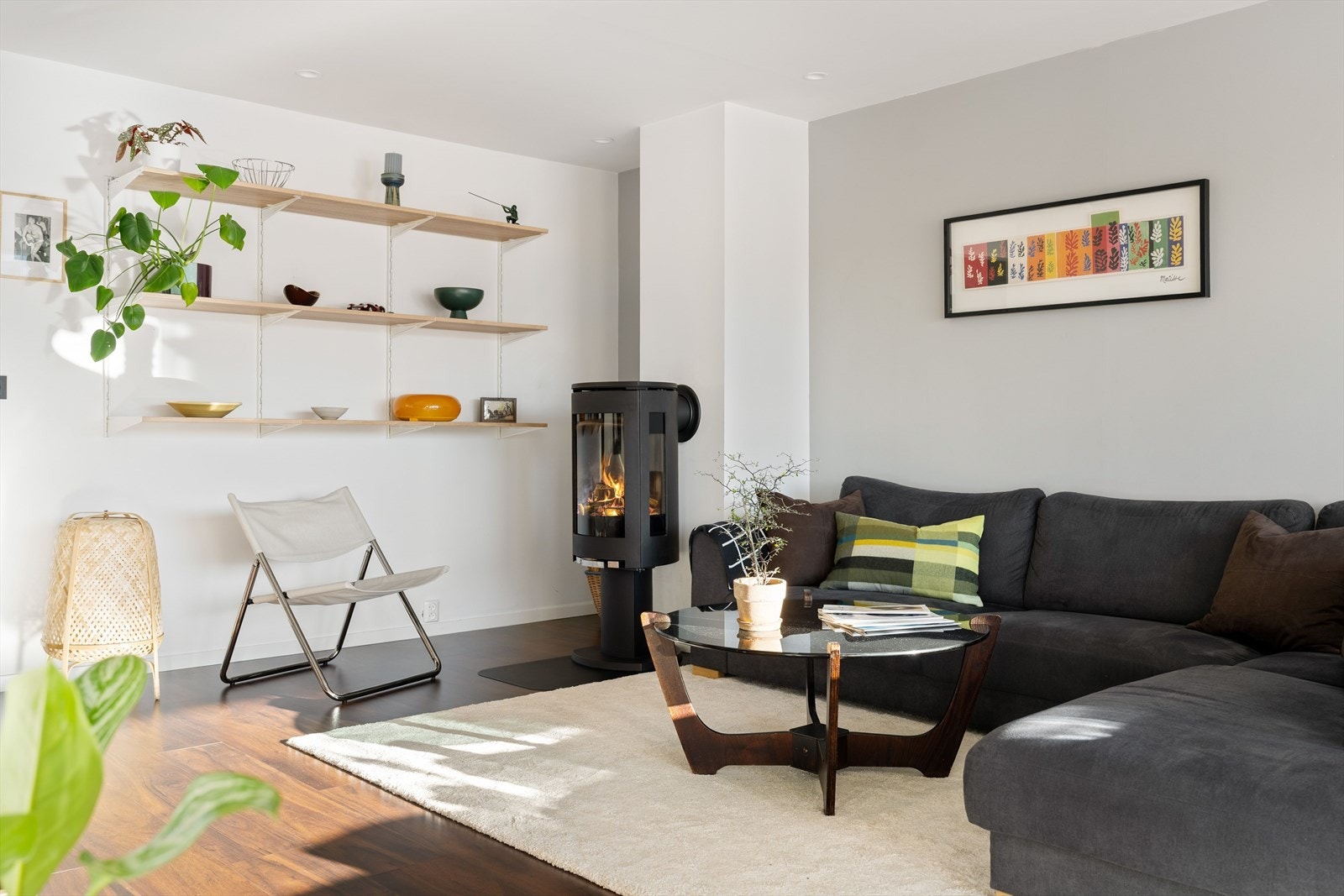 Downlights i himlingen, lyse veggflater og store vindusflater gir rikelig med naturlig lys og skaper en innbydende atmosfære. Galleribilde