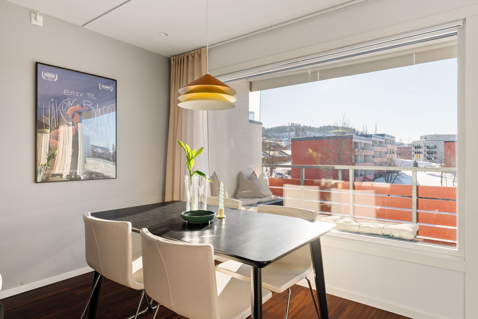 Det er god plass til et større spisebord hvor man kan nyte hyggelige måltider med venner og familie. Galleribilde