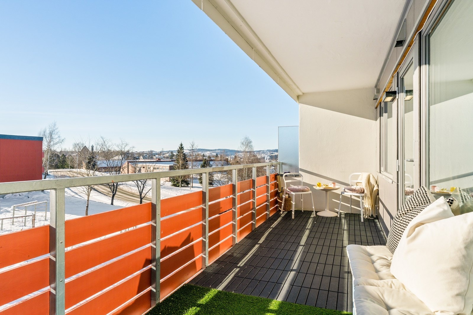 Balkongen er sørvendt og har gode solforhold fra morgen til ettermiddag. Galleribilde