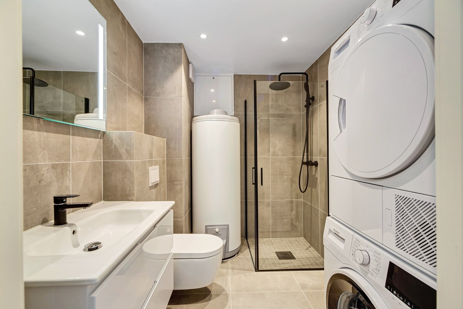 Badet er i likhet med store deler av leiligheten, nytt fra 2021. Dette er det største av de to badene og er på 4,5m². Rommet har fått TG 1 Galleribilde