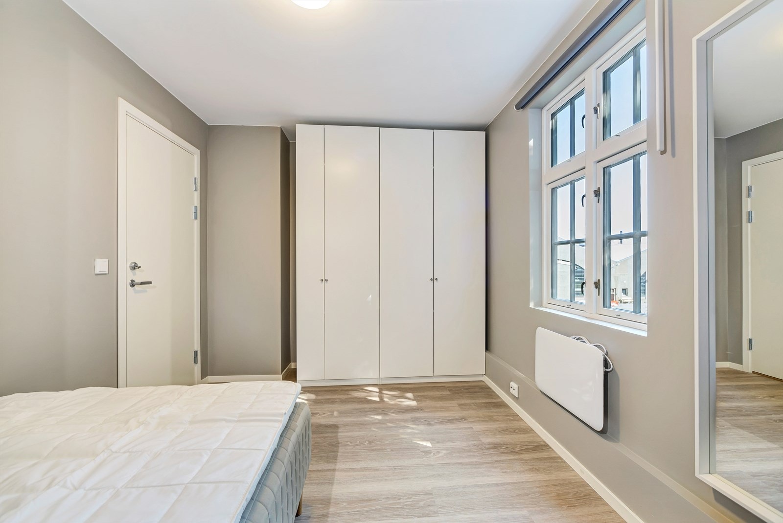 Alle rom har plass til seng, skrivepult og garderobeløsning Galleribilde