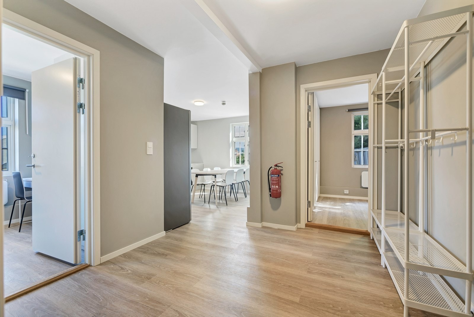 Entreen er på romslige 10,7m² Galleribilde