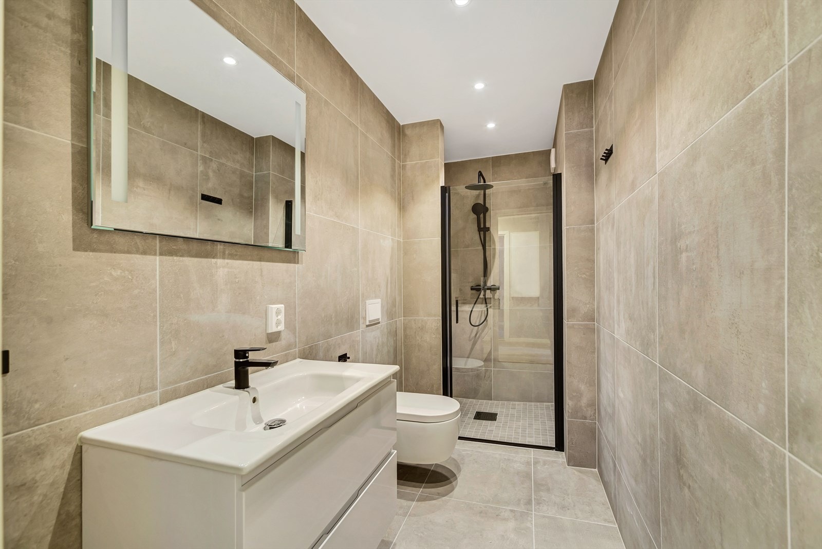 Bad nummer to finner du i sokkel etasjen, det er på 3,5m² og er nytt fra 2021 Galleribilde