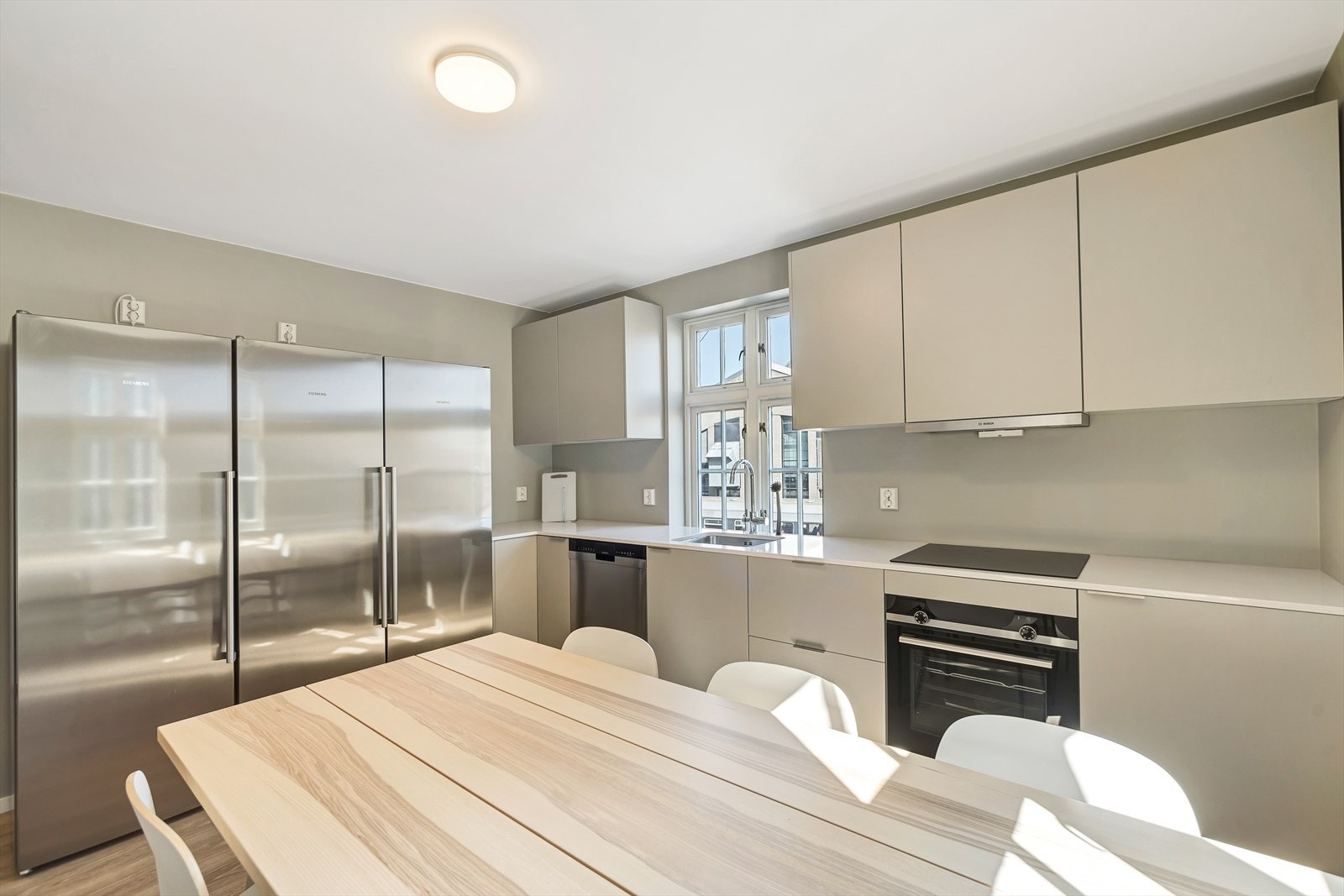 Kjøkkenet fra Svane er vurdert TG1 av takstmann og fremstår i pen stand. Her er det integrerte hvitevarer som, platetopp, stekeovn og ventilator. Galleribilde