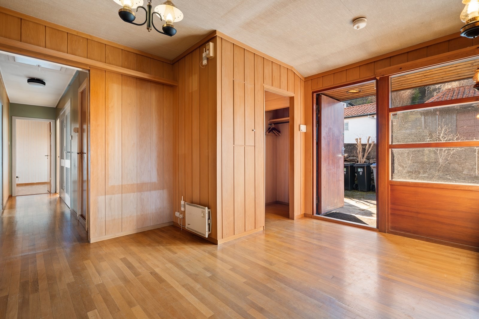 Praktisk garderobenisje for yttertøy og sko. Galleribilde