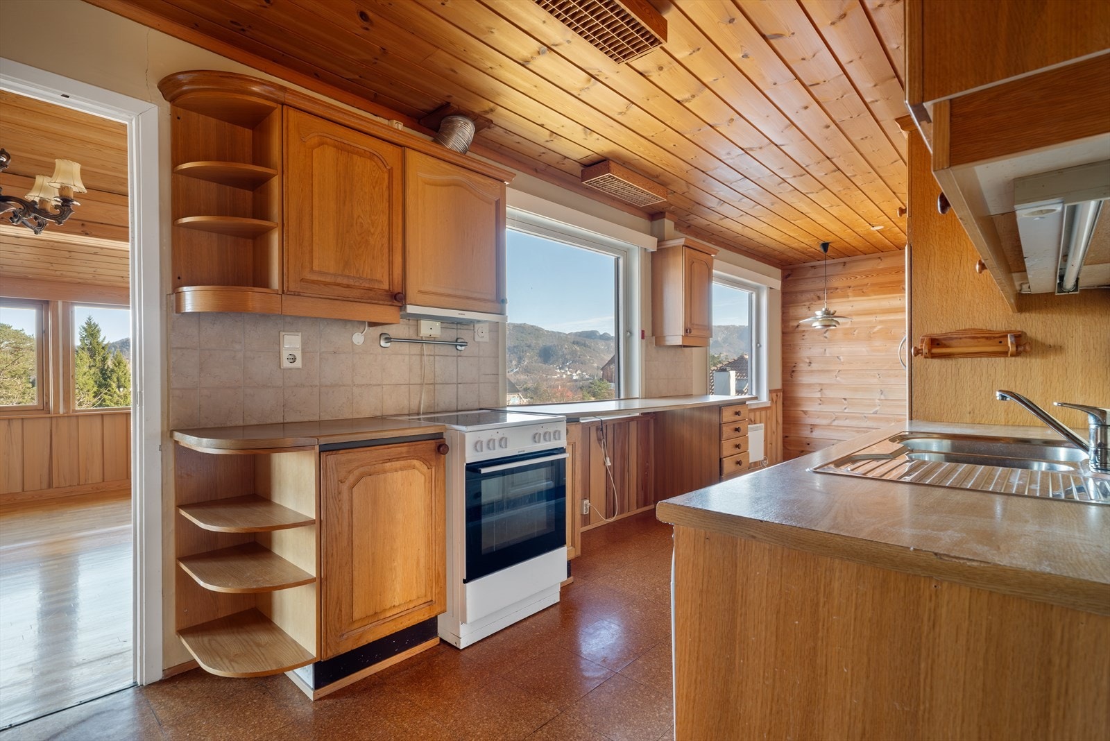 Kjøkkenet ligger praktisk til med enkel tilkomst til spisestuen. Galleribilde