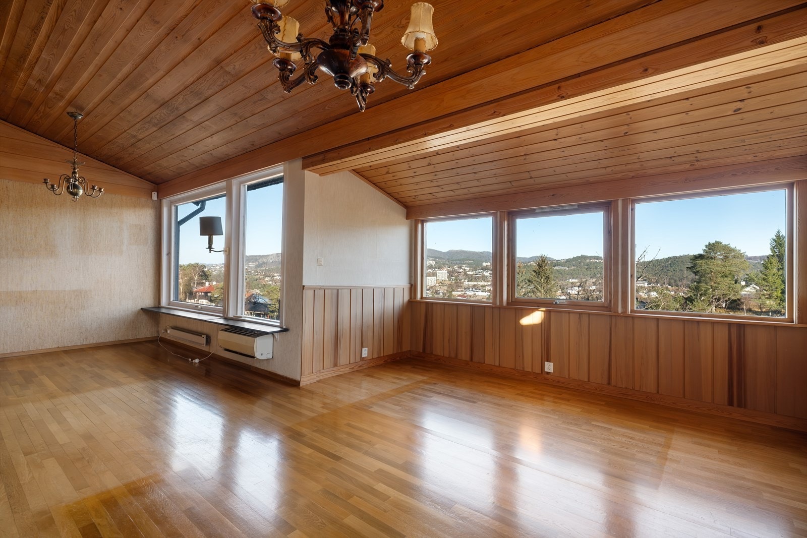 Du blir umiddelbart trukket mot store vindusflater som slipper inn rikelig med naturlig lys samt det flott utsikten. Galleribilde