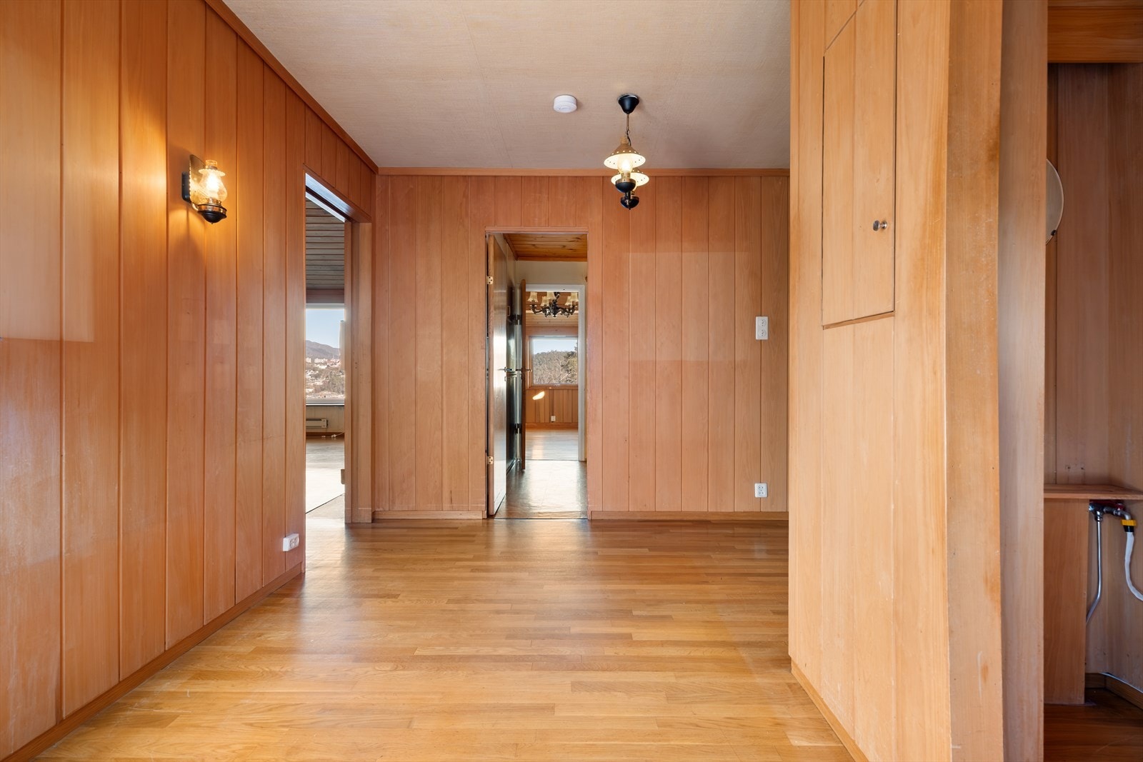 Romslig hall. Galleribilde