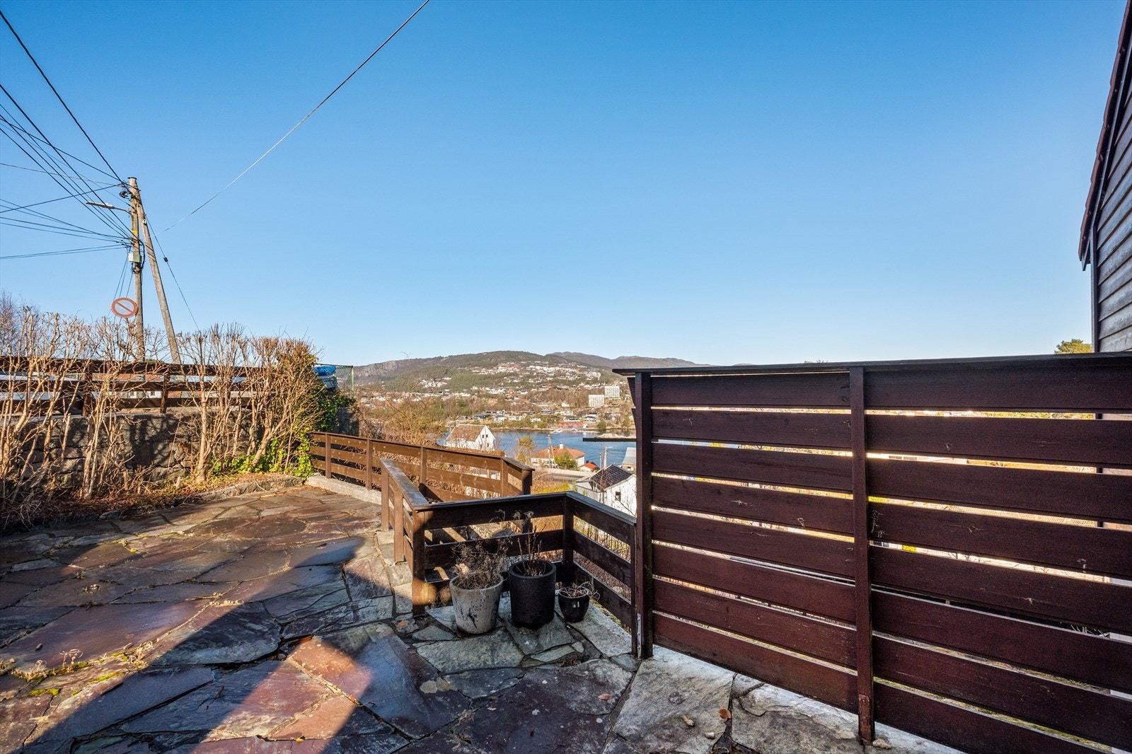 Solrik og skjermet uteplass med videre tilkomst til hagen. Galleribilde