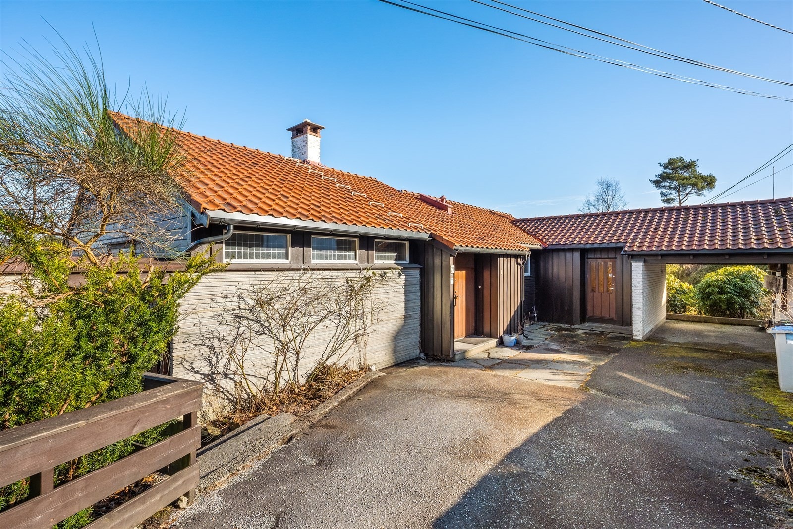 Parkering i carport og ellers på tomt. Galleribilde