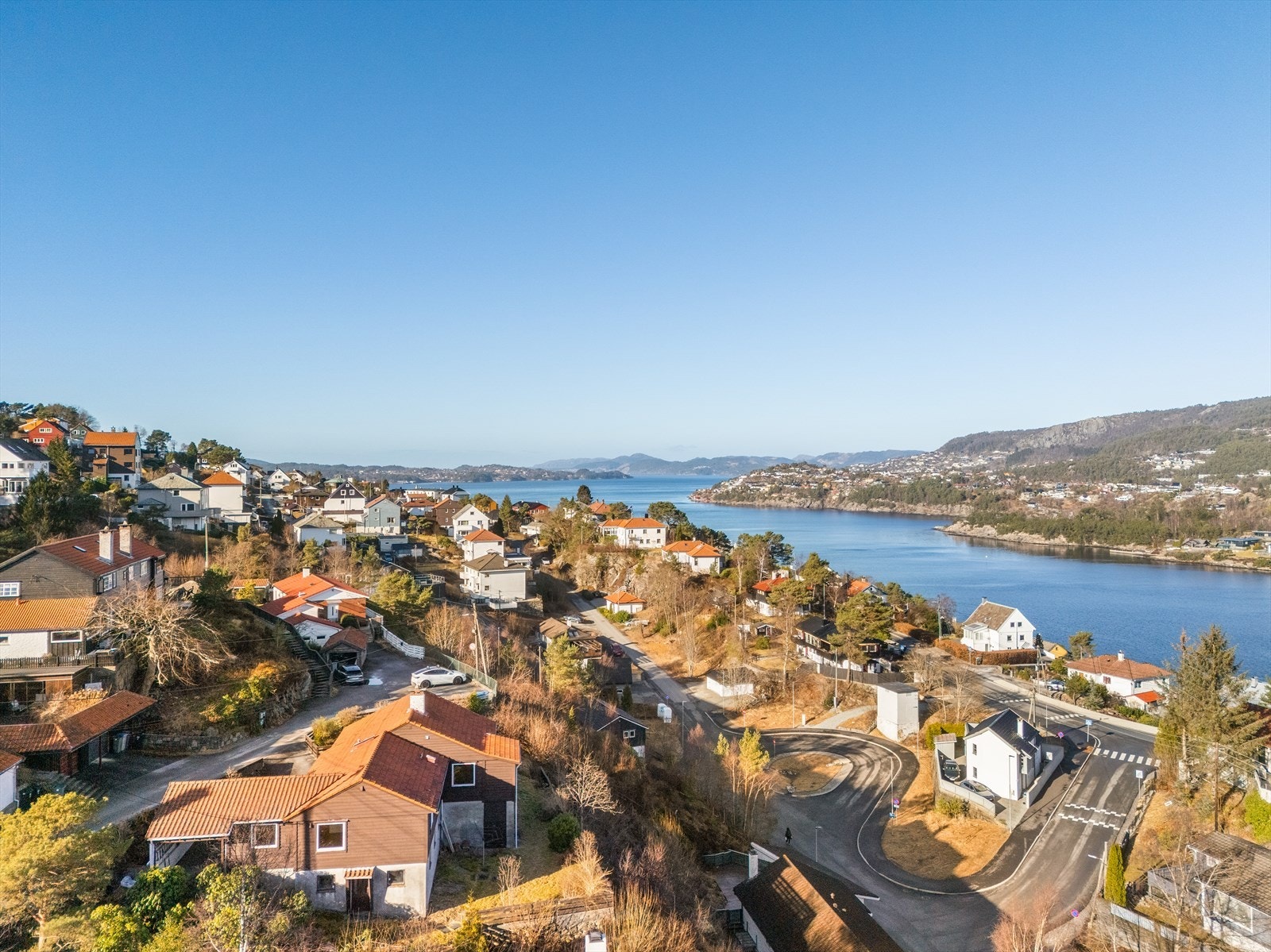 Boligen ligger i et populært og barnevennlig nabolag på Eidsvågneset med praktisk nærhet til Bergen Sentrum. Galleribilde