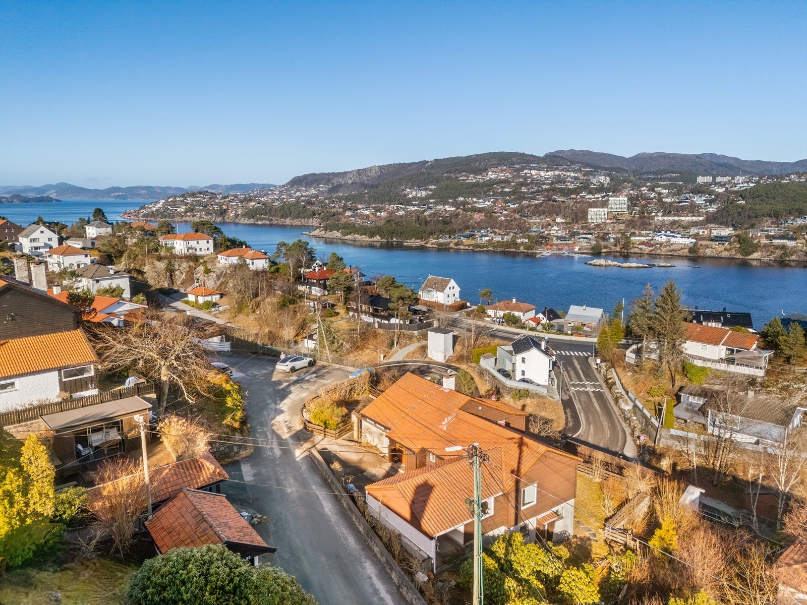 Det er tre barnehager i nærområdet og en fantastisk barneskole som innbyr til lek og læring. I tillegg er det idrettshall tilknyttet skolen der Eidsvåg Idrettslag har tilhørighet. Galleribilde