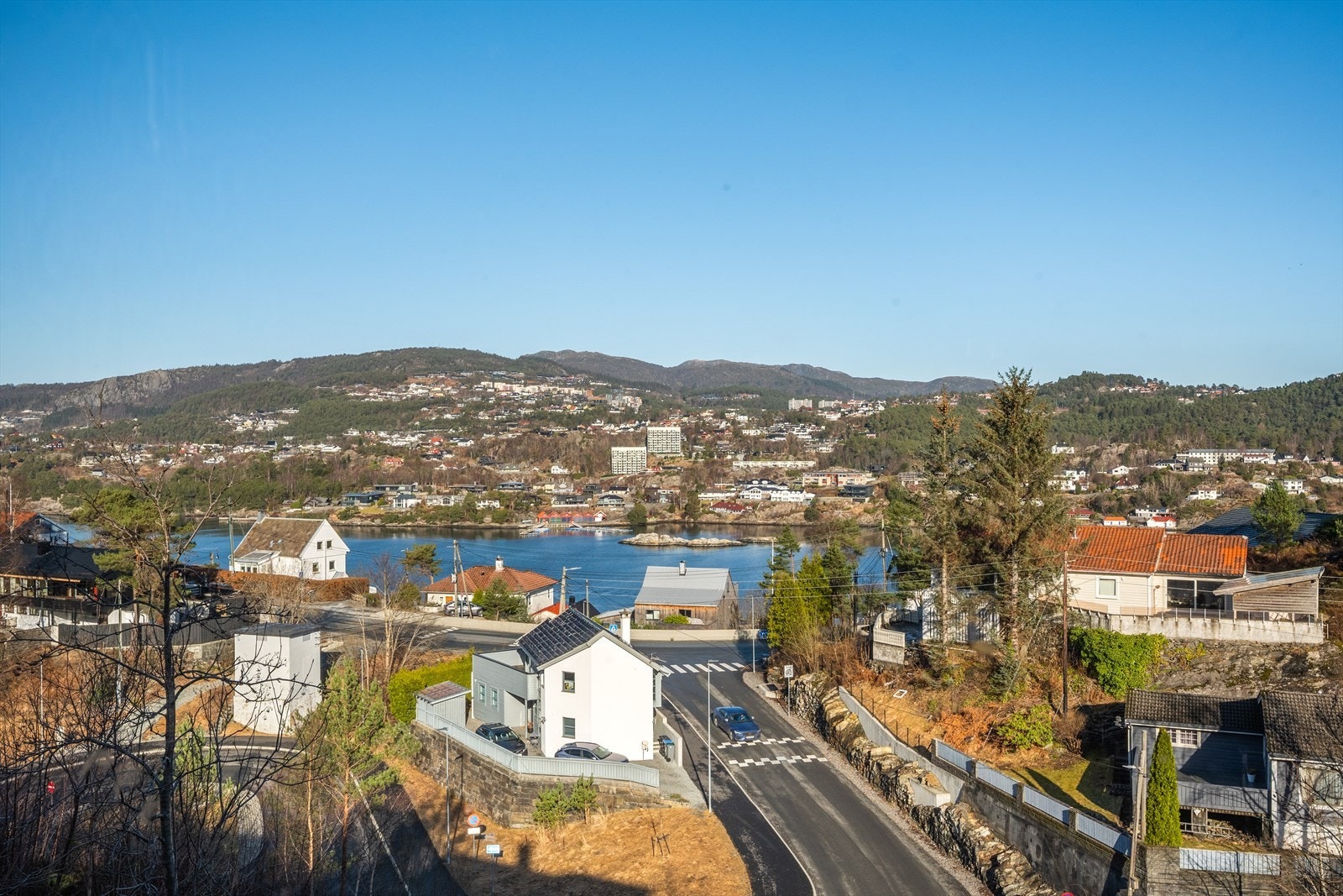 Det er kort vei til flott turterreng i nærområdet, blant annet Tømmervågen og Helleneset friluftsområde samt Odden bade- og fiskeplass. Galleribilde