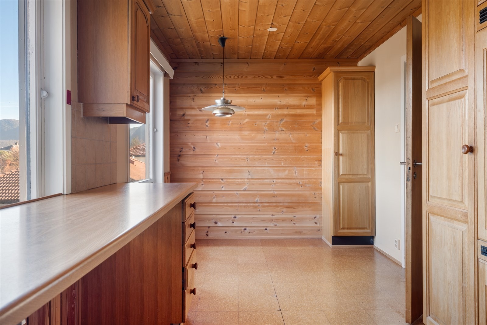 I enden av kjøkkenet var det tidligere et soverom. Dette kan enkelt tilbakeføres ved å sette opp en vegg. Galleribilde