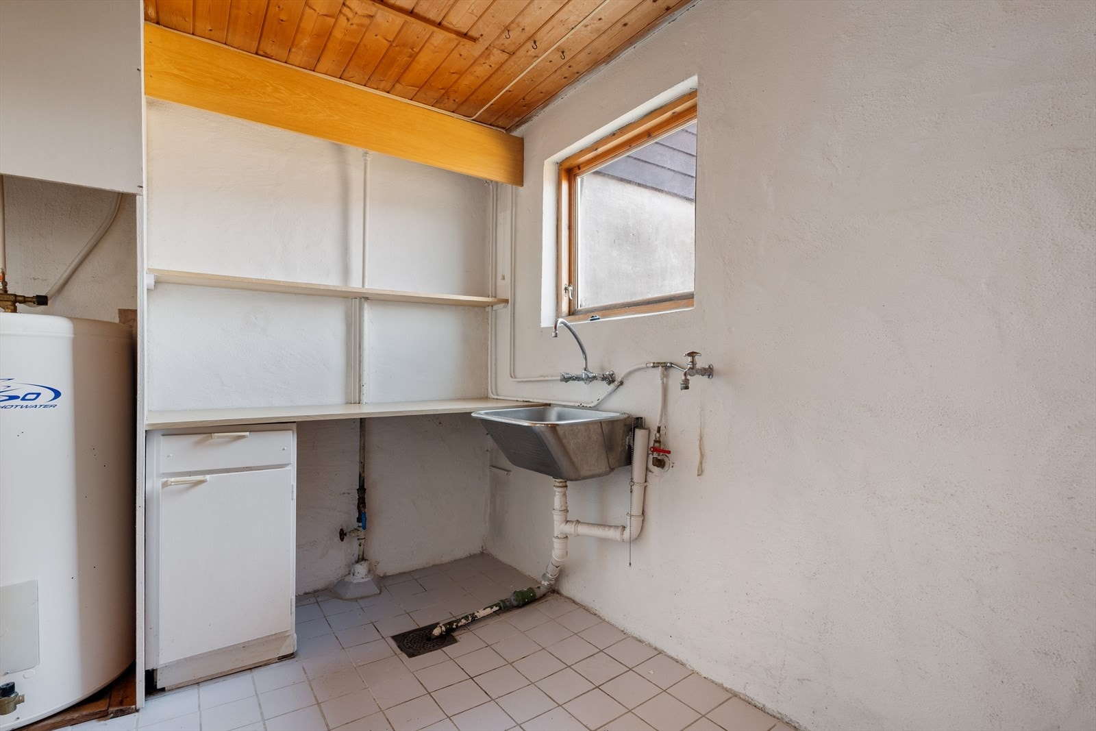 Vaskerommet har opplegg for vaskemaskin, utslagsvask og sluk i gulv. Galleribilde