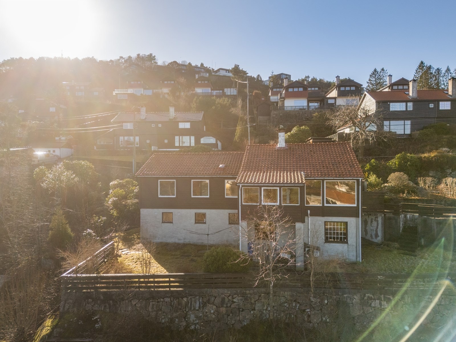 Boligen er ideelt plassert for de som ønsker å bo i et fredelig og barnevennlig nabolag i en blindvei, men samtidig ha kort vei til byens fasiliteter. Galleribilde