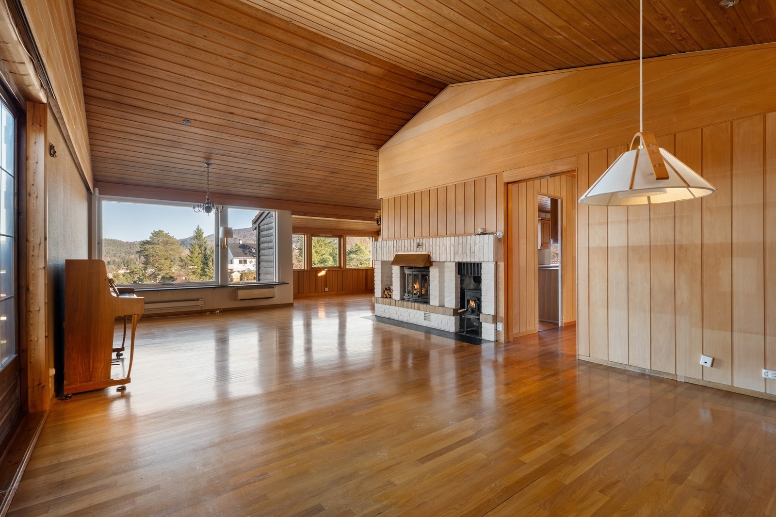 Stuen er av god størrelse og du kan enkelt innrede i ulike soner. Galleribilde