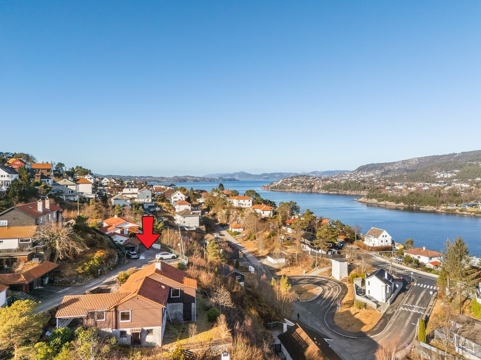 Boligen ligger i et populært og barnevennlig nabolag på Eidsvågneset med praktisk nærhet til Bergen Sentrum. Galleribilde