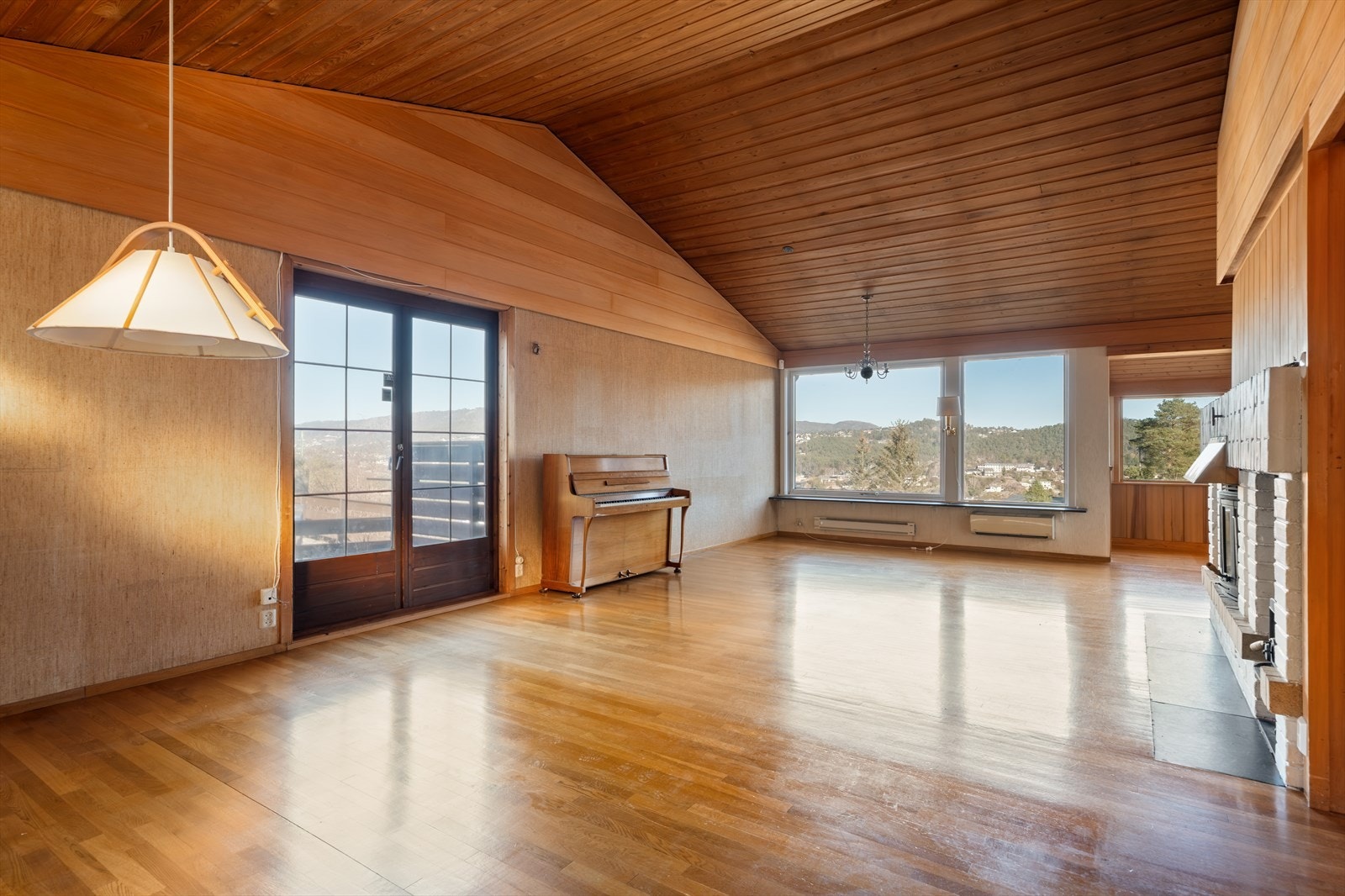 Fra stuen er det utgang til en uteplass, som videre tar deg ned i hagen. Galleribilde