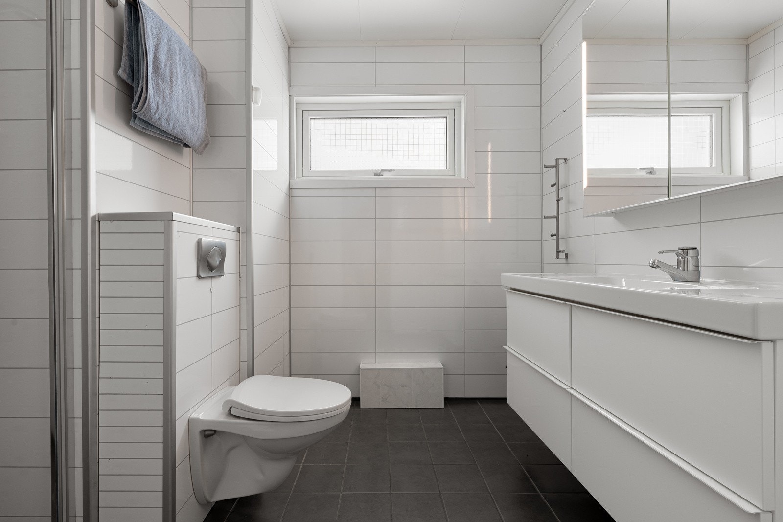 Hoveddel med to bad/wc, gjestetoalett og praktisk vaskerom. Hovedbad er pusset opp i 2014 Galleribilde