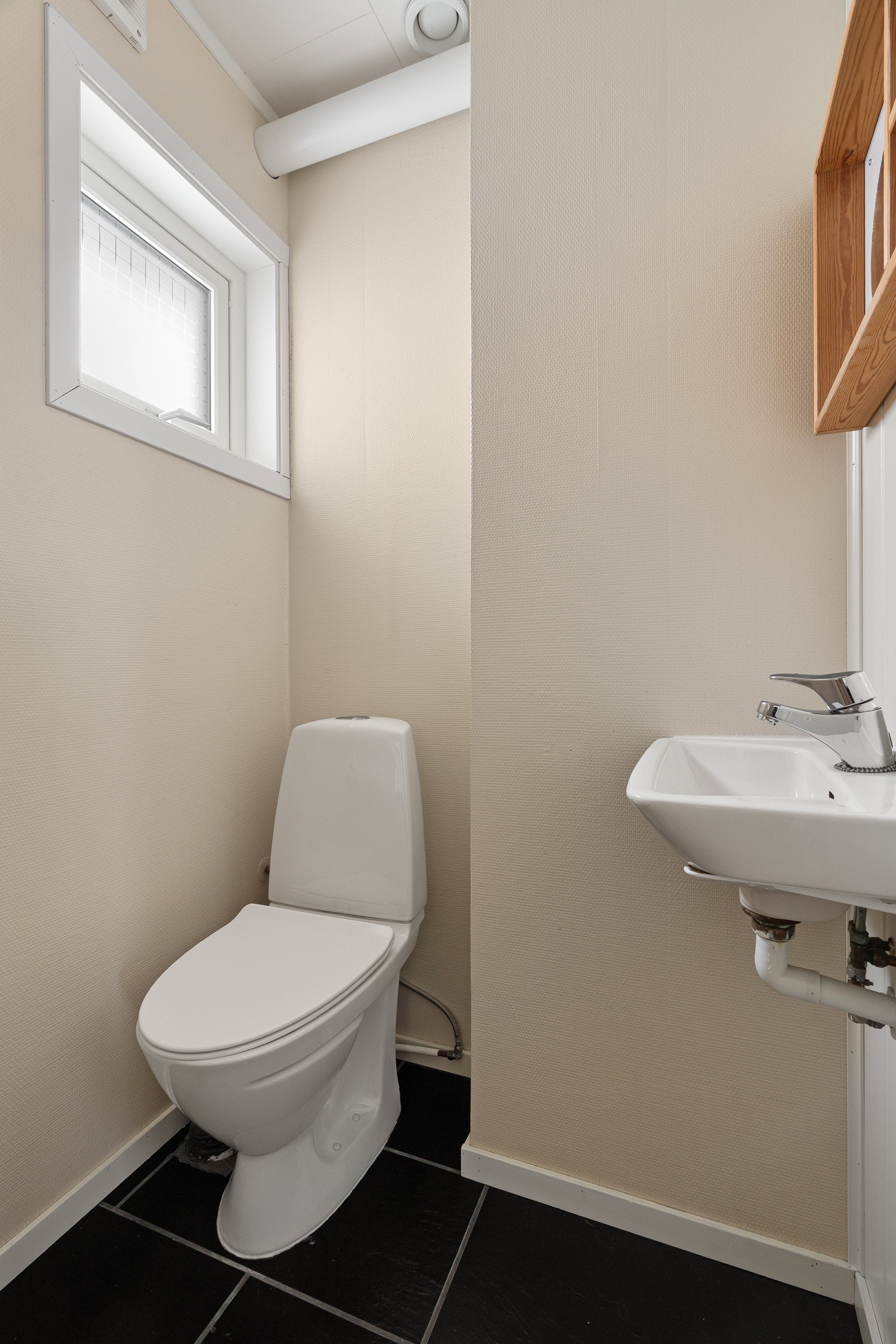 Separat toalettrom i hovedetasje med servant. Toalettrommet har adkomst fra entre Galleribilde