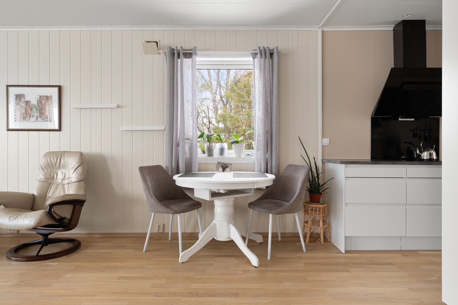 Hyggelig spiseplass like ved kjøkkenet Galleribilde