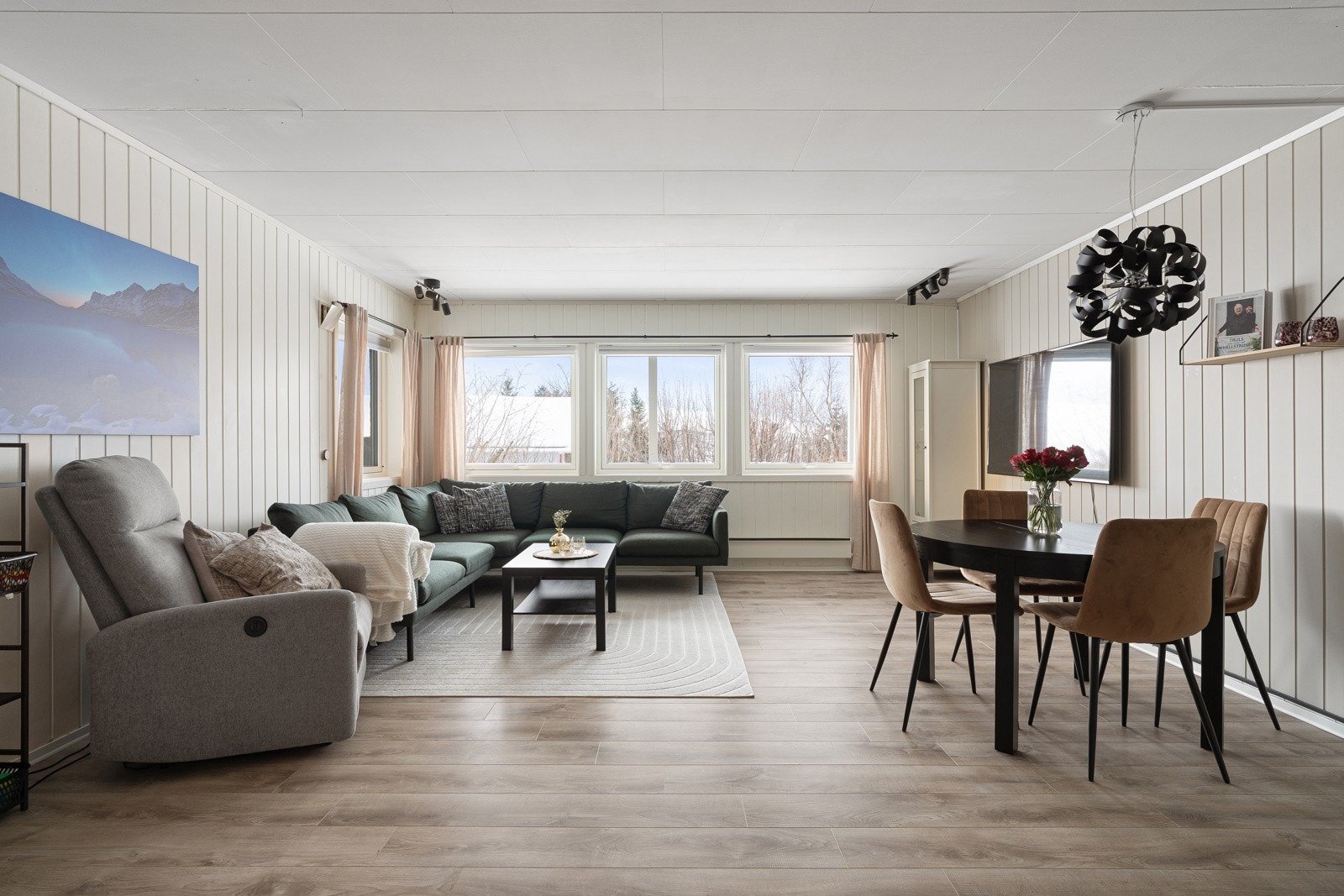 Lys og romslig stue med naturlige soner for møblering. Gode sol- og lysforhold. Galleribilde