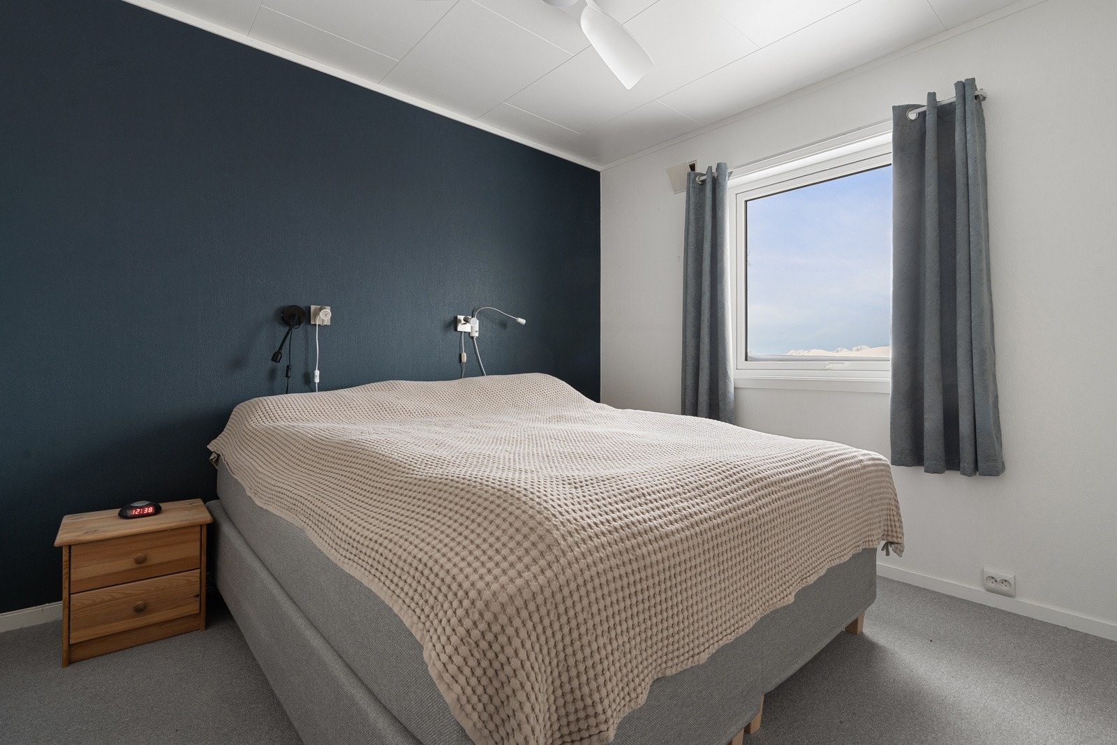 Det er fire soverom i hoveddel. Hovedsoverom med teppegulv og malte veggoverflater. Galleribilde