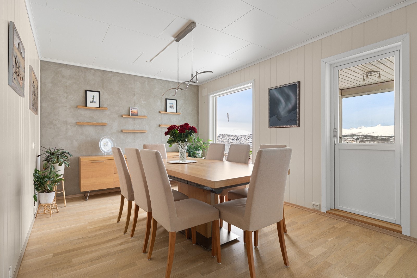 Spisestue med plass til langbord - perfekt for hyggelige måltider med familie og venner Galleribilde