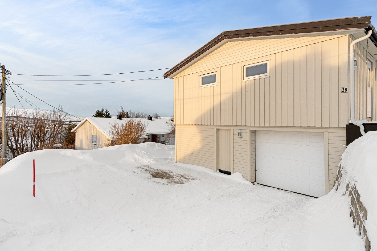 Integrert garasje med innlagt vann og strøm, samt sportsbod med gode lagringsmuligheter. Galleribilde