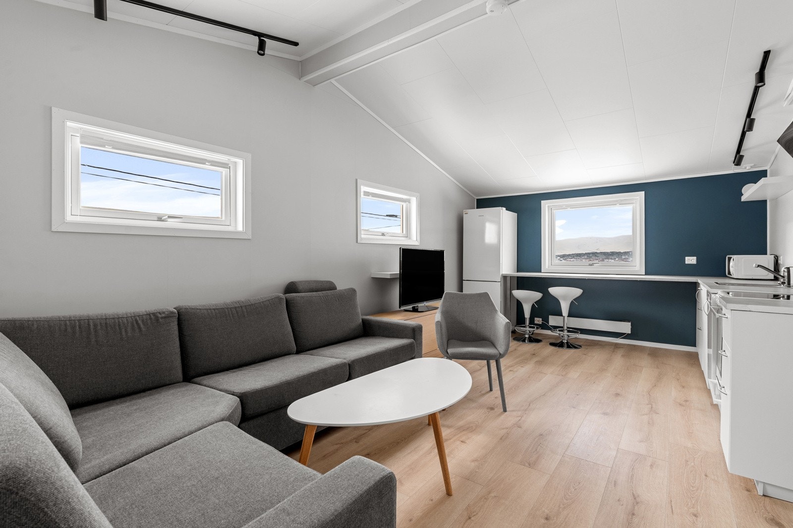 Bod i hoveddel med egen inngang, og som er innredet som stue og kjøkken (søkt om bruksendring februar 2026) Galleribilde