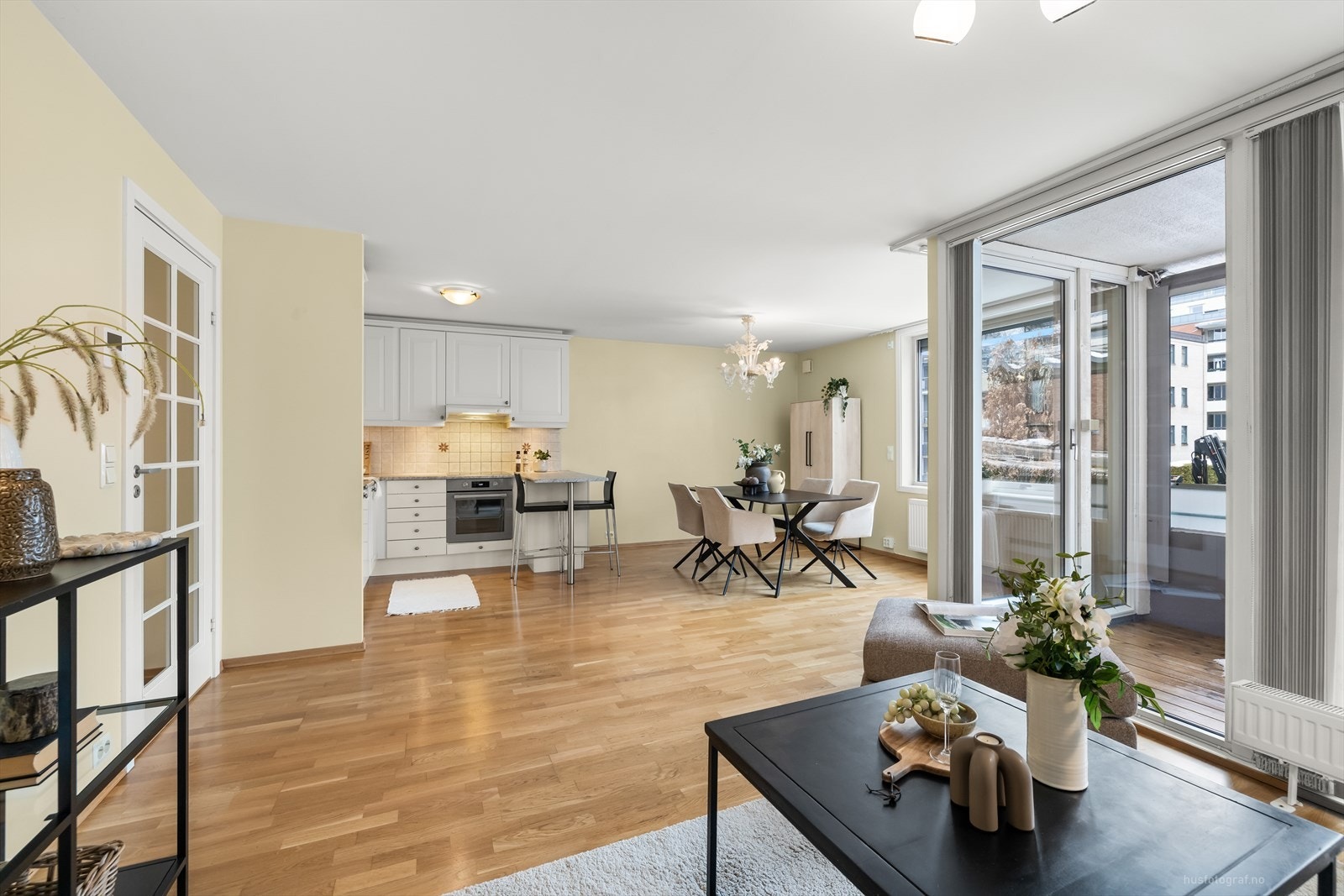 Stuen er pent innredet og videre lett å møblere og det er rom for å møblere med flere sittegrupper. Galleribilde