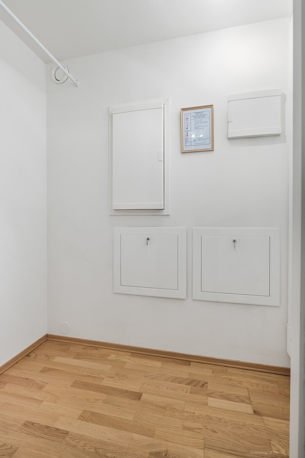 Boden kan fint utgjøre et praktisk garderobe rom, perfekt for oppheng av yttertøy og til å sette ifra seg sko. Galleribilde