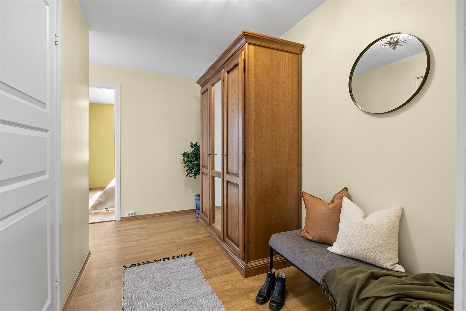 Man ankommer leiligheten til en lys entré med forbindelse til en praktisk innvendig bod. Galleribilde