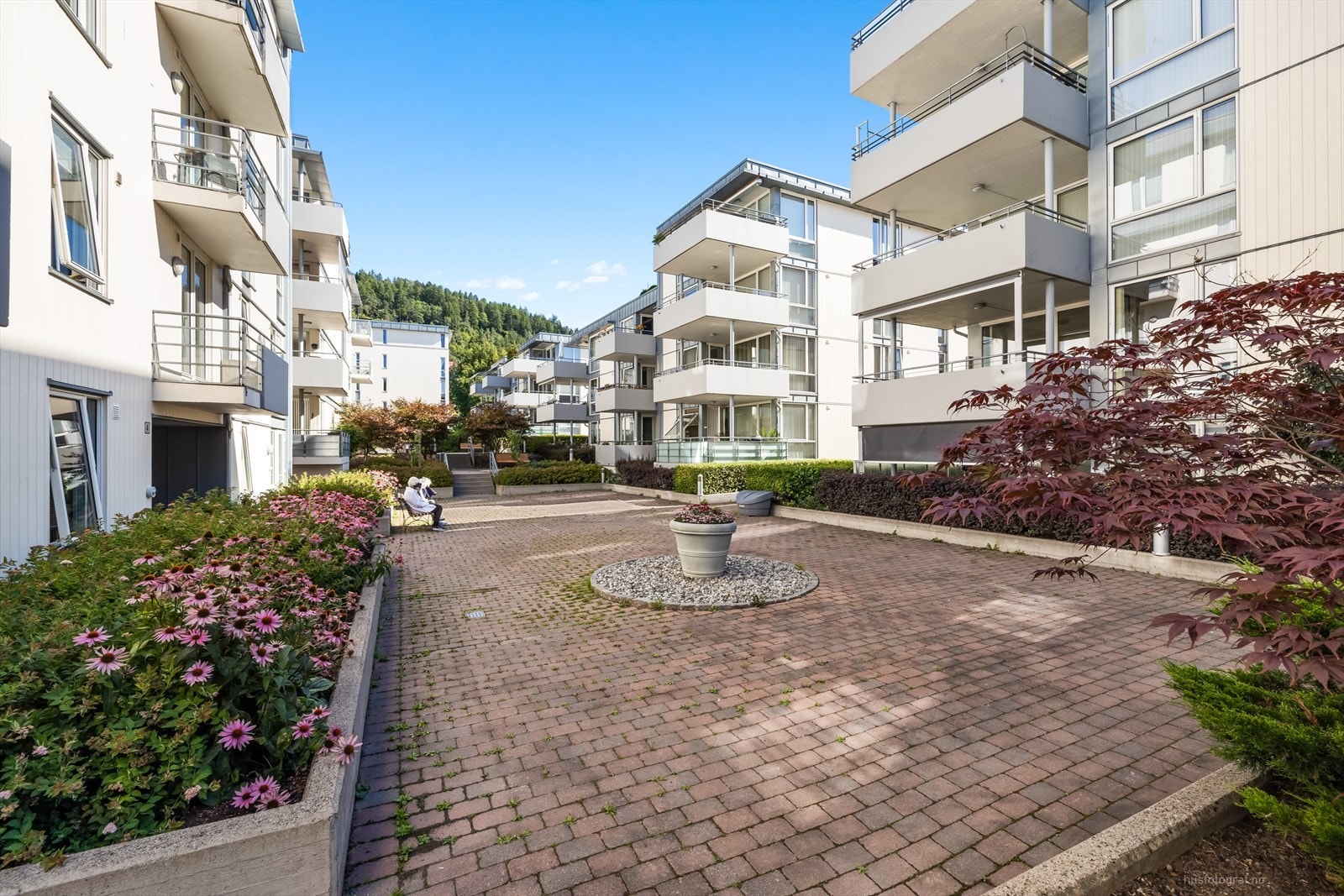 En hyggelig liten oase, pent opparbeidet med vakker beplantning - midt i hjertet av Drammen sentrum. Galleribilde