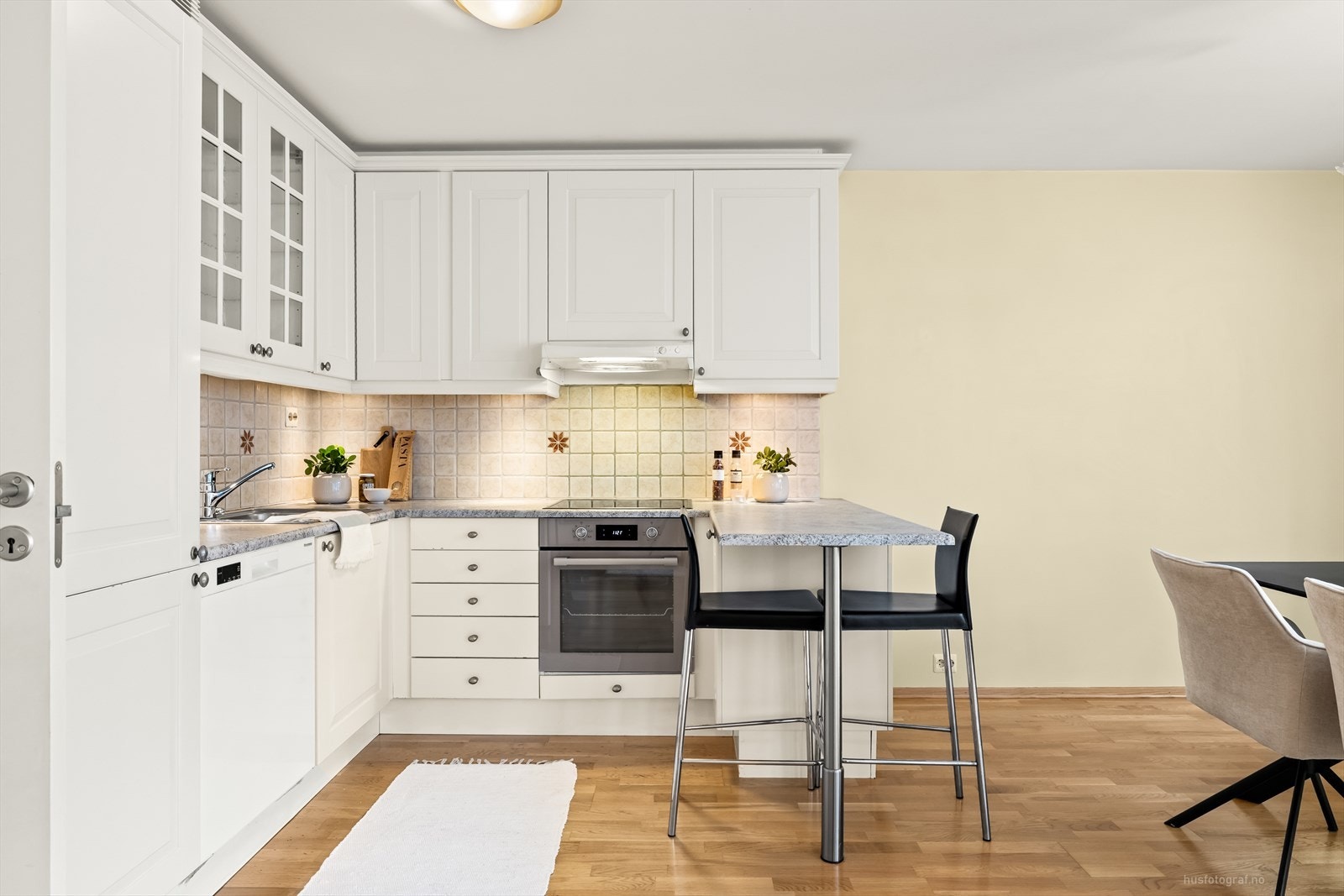 Leiligheten har en åpen stue/kjøkken løsning. Galleribilde