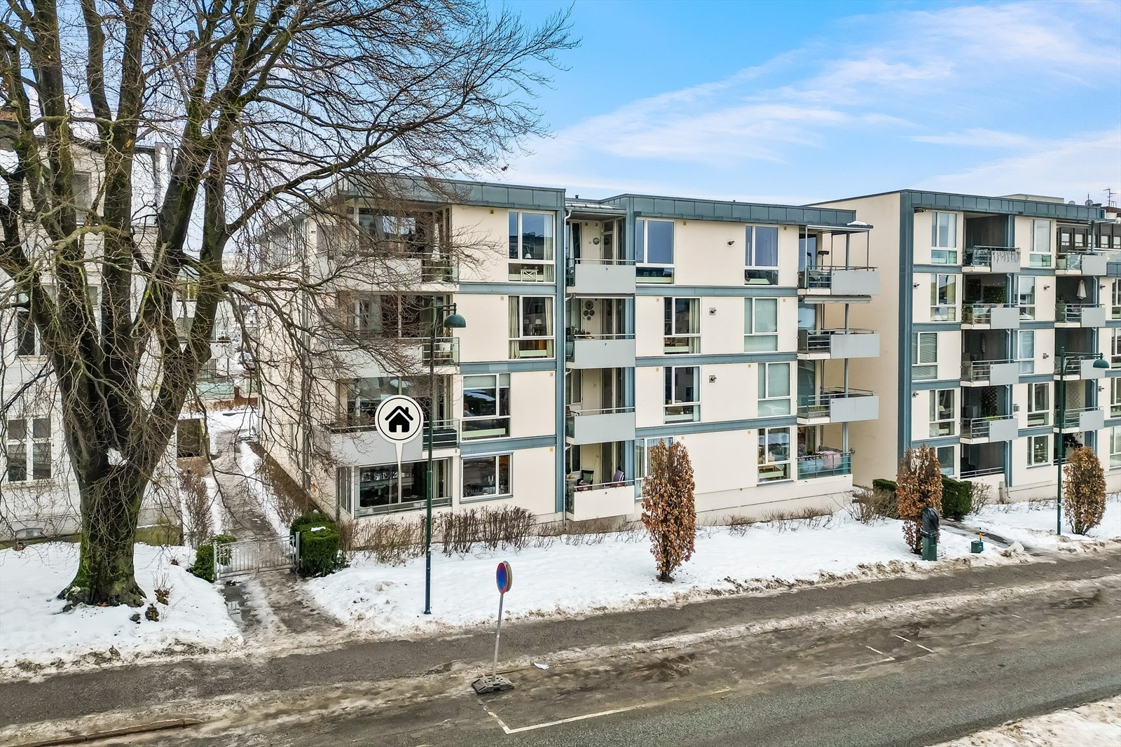 Byen har utmerket pendlerforbindelse med hyppige tog- og busstider til Oslo og omkringliggende områder, noe som gjør det praktisk og effektivt for daglige pendlere. Galleribilde