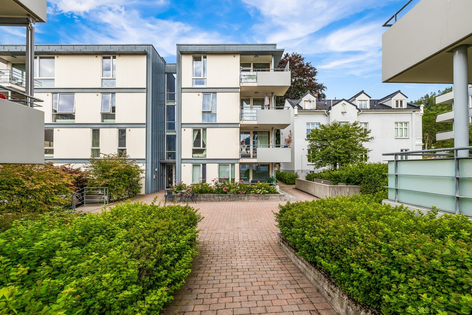 Pent opparbeidet inngangsparti i bakgården. Galleribilde