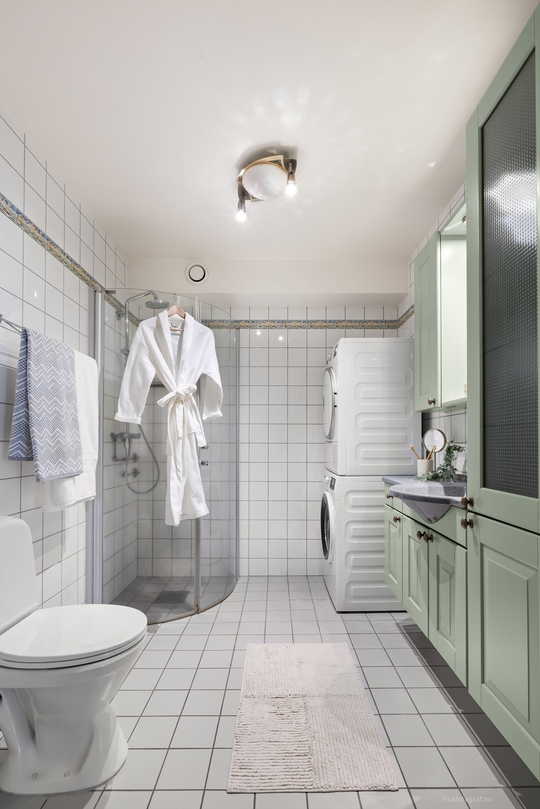 Funksjonelt flislagt bad med varmekabler i gulv. Galleribilde